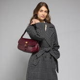 Borsa a spalla in pelle grande con patta frontale | The Bridge