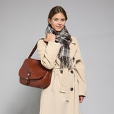 Borsa a spalla in pelle grande con patta frontale | The Bridge