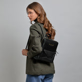 Zaino donna in pelle con tasca frontale Frida - Nero/oro | The Bridge