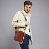 Borsello uomo pelle una zip - Marrone | The Bridge