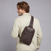 Zaino monospalla uomo in pelle - Moka | The Bridge