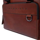 Zaino in pelle uomo con patta frontale | The Bridge
