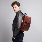 Zaino in pelle uomo con patta frontale | The Bridge